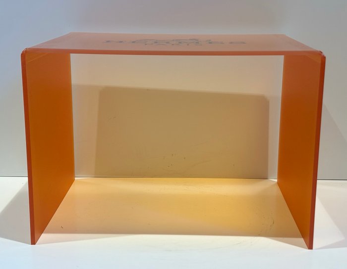 Rob VanMore - Hermes on Orange Acryl-table - 51x40x36cm