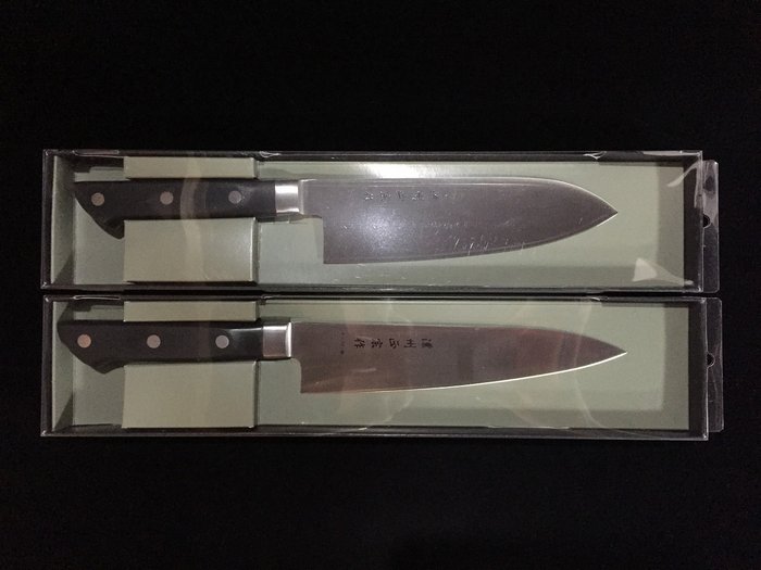 正宗 MASAMUNE / Set of 2 / 牛刀 GYUTO 三得 SANTOKU - Bordkniv (2) - Japansk køkkenkniv - Stål Træ