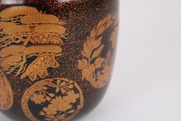 Indviklet Sho-Chiku-Bai Maki-e Lacquer Tea Caddy med Nashiji-finish - Forgyldt, Lak, Træ - Japan - Shōwa-periode (1926-1989)