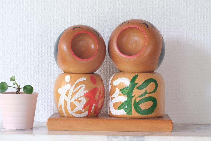 Et par Vintage Creative Kokeshi af Sato Koson - Træ - Japan - Shōwa-periode (1926-1989)