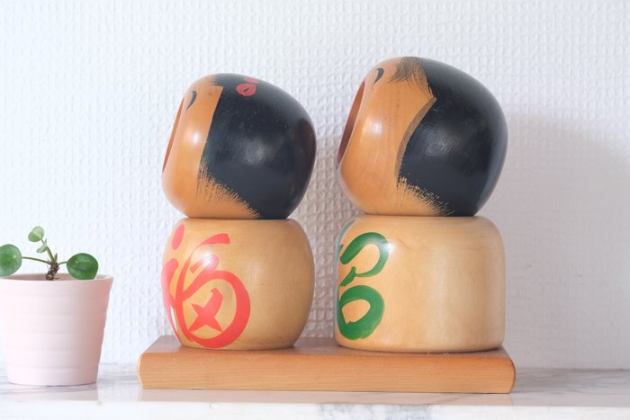 Et par Vintage Creative Kokeshi af Sato Koson - Træ - Japan - Shōwa-periode (1926-1989)