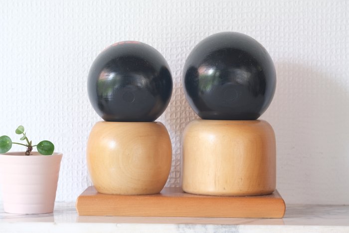 Et par Vintage Creative Kokeshi af Sato Koson - Træ - Japan - Shōwa-periode (1926-1989)