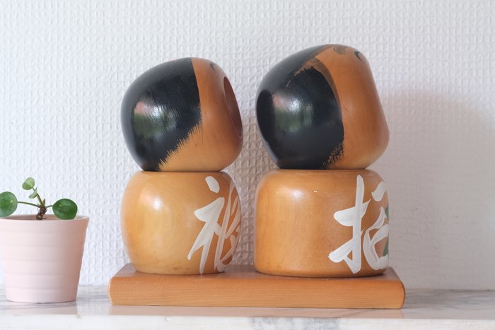 Et par Vintage Creative Kokeshi af Sato Koson - Træ - Japan - Shōwa-periode (1926-1989)