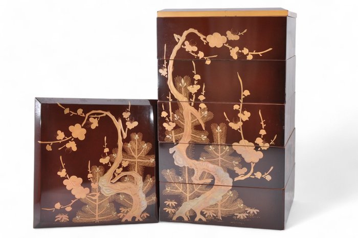 Udsøgt japansk traditionel (5段重箱) 5-lags Jubako med guld (蒔絵)Maki-e Design af (蔓梅文様) blomme - Træ - Japan - Taishō-perioden (1912-1926)