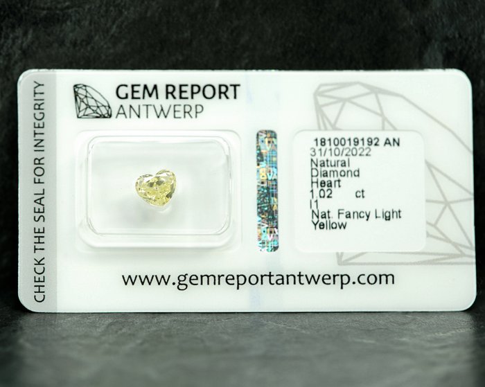 Ingen mindstepris - 1 pcs Diamant  (Naturfarvet)  - 102 ct - Hjerte - Fancy light Gul - I1 - Gem Report Antwerp (GRA)