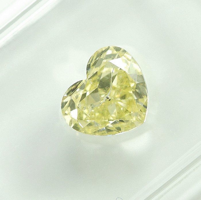 Ingen mindstepris - 1 pcs Diamant  (Naturfarvet)  - 102 ct - Hjerte - Fancy light Gul - I1 - Gem Report Antwerp (GRA)