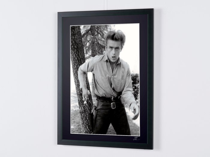 James Dean - « Giant » 1956 - Fine Art Photography - Luxury Wooden Framed 70X50 cm - Limited Edition Nr 02 of 30 - Serial ID 16871 - Original Certificate (COA), Hologram Logo Editor and QR Code - 100% New items.