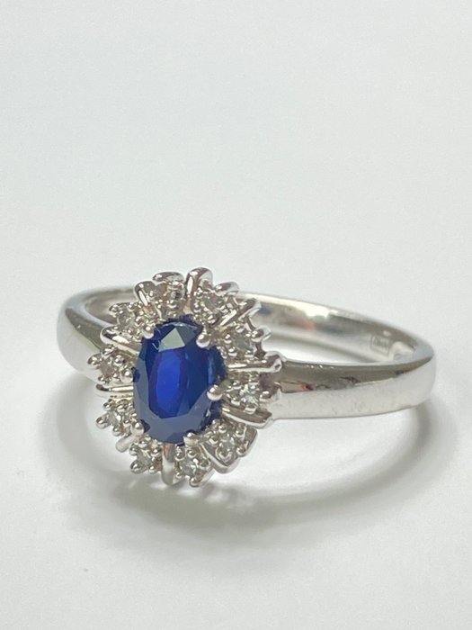 Ingen mindstepris - Ring - 18 kraat Hvidguld Safir - Diamant