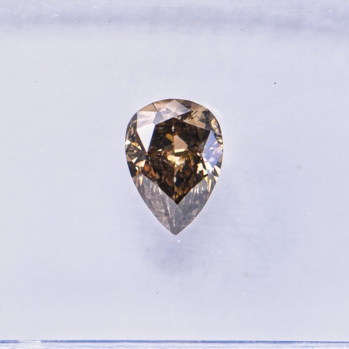 Ingen mindstepris - 1 pcs Diamant  (Naturfarvet)  - 038 ct - Pære - Fancy dark Brun Grønlig Gul - SI2 - International Gemological Institute (IGI)