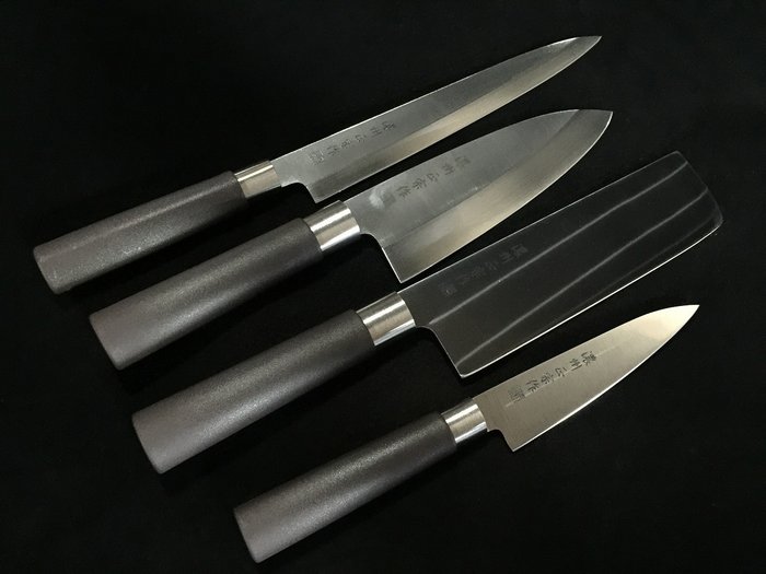 正宗 MASAMUNE / Set of 4 / 菜切 NAKIRI 出刃 DEBA 柳刃 YANAGIBA ペティ PETTY - Køkkenkniv -  Japansk køkkenkniv - Stål, Træ - Japan