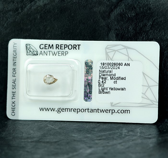 Ingen mindstepris - 1 pcs Diamant  (Naturfarvet)  - 042 ct - Light Gullig Brun - SI2 - Gem Report Antwerp (GRA)