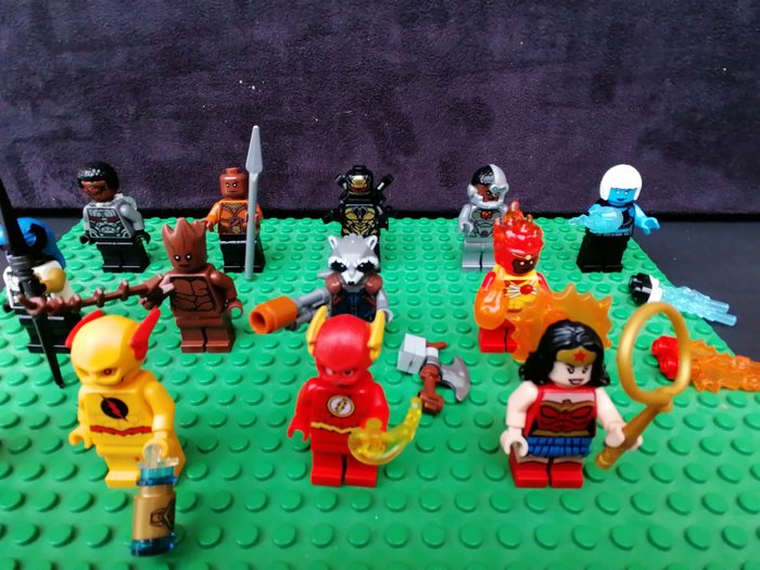 Lego - Lot de 17 Minifigs LEGO DC Comics Wonder Woman ; Flash ; Black Panther ; Groot ; Thor etc... - 2010-2020 - Frankrig