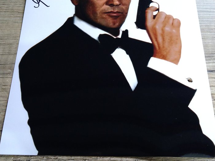 James Bond 007: On Her Majesty’s Secret Service - George Lazenby in classic Bond pose - Signed photo with COA