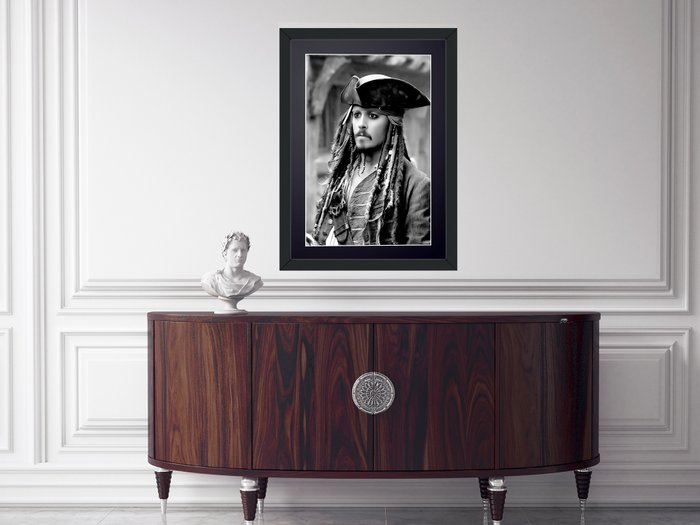 Pirates of the Caribbean - Johnny Depp as "Jack Sparrow" - Fine Art Photography - Luxury Wooden Framed 70X50 cm - Limited Edition Nr 01 of 30 - Serial ID 16845 - Original Certificate (COA), Hologram Logo Editor and QR Code - 100% New items.