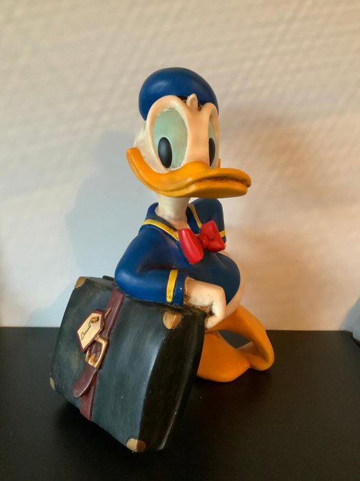 Donald Duck leaning on a travelling suitcase - 50 cm - 1 Figure