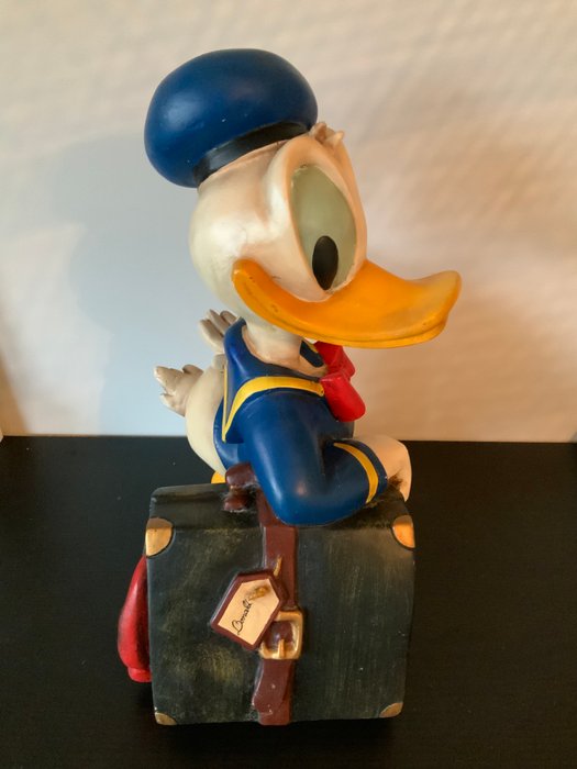 Donald Duck leaning on a travelling suitcase - 50 cm - 1 Figure