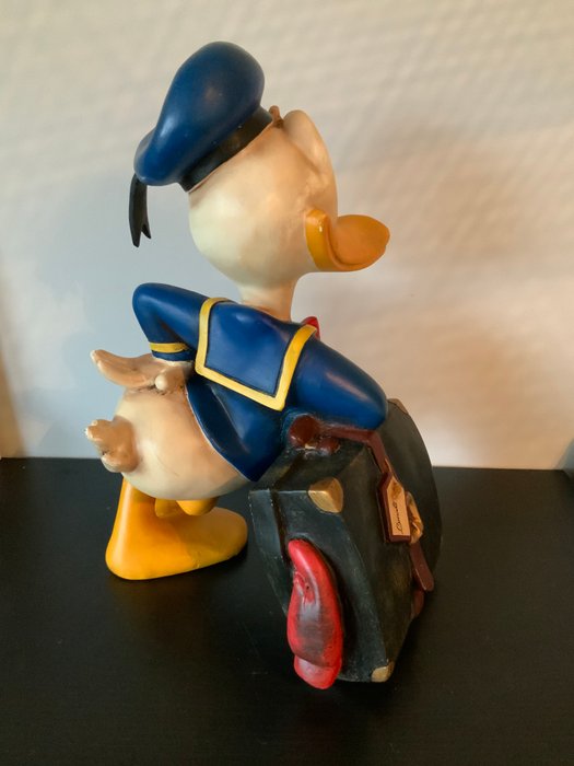 Donald Duck leaning on a travelling suitcase - 50 cm - 1 Figure