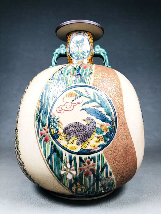 Vase - Porcelæn, En rund vase af Kutani-varer forestillende blomster og fugle fra Edo-perioden skabt af Yuyama 湯山 - Yuyama 湯山 - Japan - Sen Edo - Meiji Periode  (Ingen mindstepris)