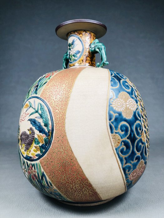 Vase - Porcelæn, En rund vase af Kutani-varer forestillende blomster og fugle fra Edo-perioden skabt af Yuyama 湯山 - Yuyama 湯山 - Japan - Sen Edo - Meiji Periode  (Ingen mindstepris)