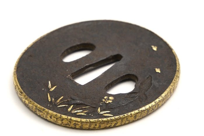 Tsuba med blomster- og fuglemotiver med guldindlæg og forgyldt kant (Fukurin) - Japan - Edo-perioden (1600-1868)