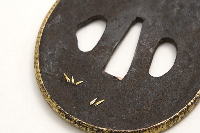 Tsuba med blomster- og fuglemotiver med guldindlæg og forgyldt kant (Fukurin) - Japan - Edo-perioden (1600-1868)