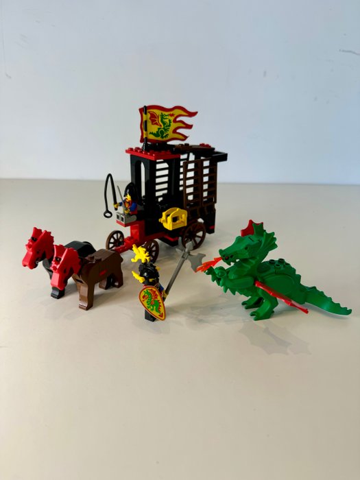 Lego - 6056 - Dragon Wagon (1993) – Compleet met stoffen vlag en veertjes! - 1990-2000