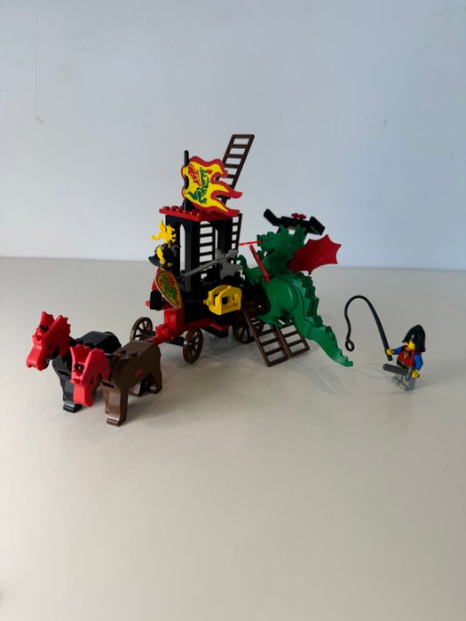 Lego - 6056 - Dragon Wagon (1993) – Compleet met stoffen vlag en veertjes! - 1990-2000