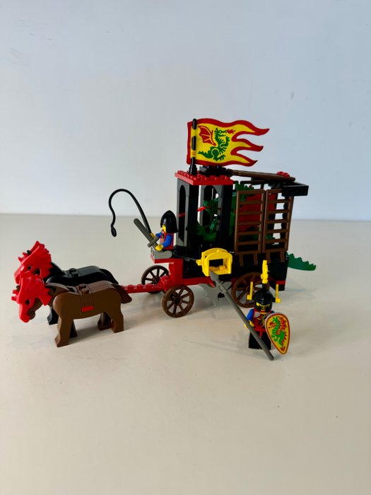 Lego - 6056 - Dragon Wagon (1993) – Compleet met stoffen vlag en veertjes! - 1990-2000