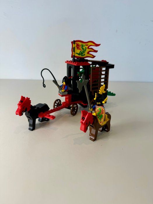 Lego - 6056 - Dragon Wagon (1993) – Compleet met stoffen vlag en veertjes! - 1990-2000