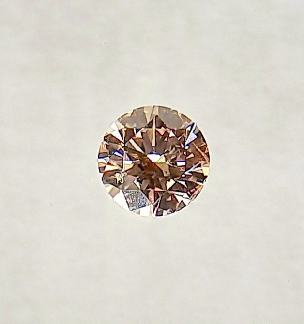 Ingen mindstepris - 1 pcs Diamant  (Naturfarvet)  - 0.14 ct - Rund - Fancy Brunlig Lyserød - SI2 - International Gemological Institute (IGI)