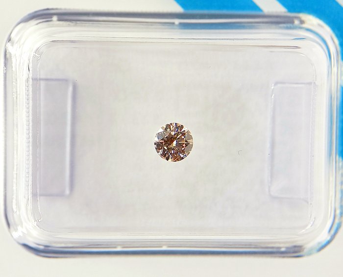 Ingen mindstepris - 1 pcs Diamant  (Naturfarvet)  - 0.14 ct - Rund - Fancy Brunlig Lyserød - SI2 - International Gemological Institute (IGI)