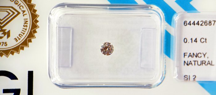 Ingen mindstepris - 1 pcs Diamant  (Naturfarvet)  - 0.14 ct - Rund - Fancy Brunlig Lyserød - SI2 - International Gemological Institute (IGI)