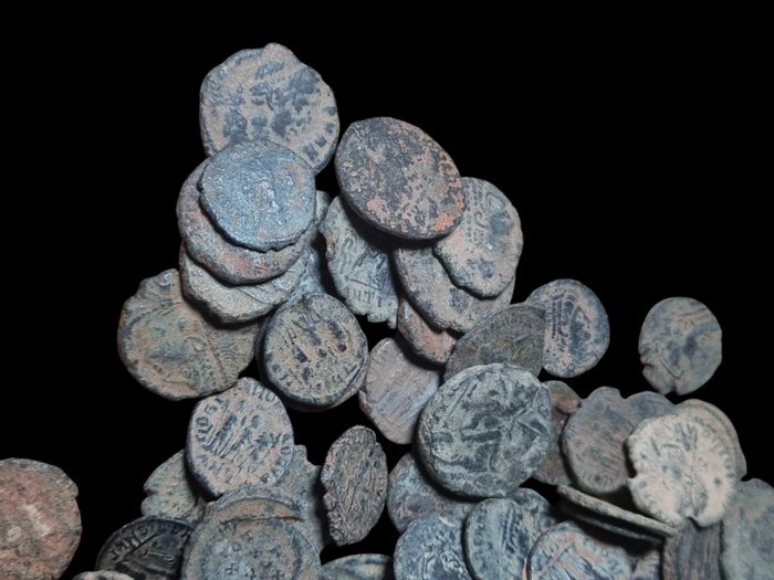 Romarriket. Lot Of 200 AE coins, mainly Late Roman bronzes (Folles, Antoniniani)