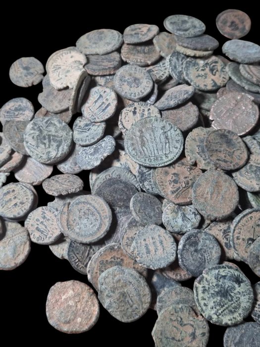 Romarriket. Lot Of 200 AE coins, mainly Late Roman bronzes (Folles, Antoniniani)