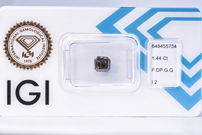 Ingen mindstepris - 1 pcs Diamant  (Naturfarvet)  - 1.44 ct - Smaragd - Fancy deep Grønlig Grå - I2 - International Gemological Institute (IGI)