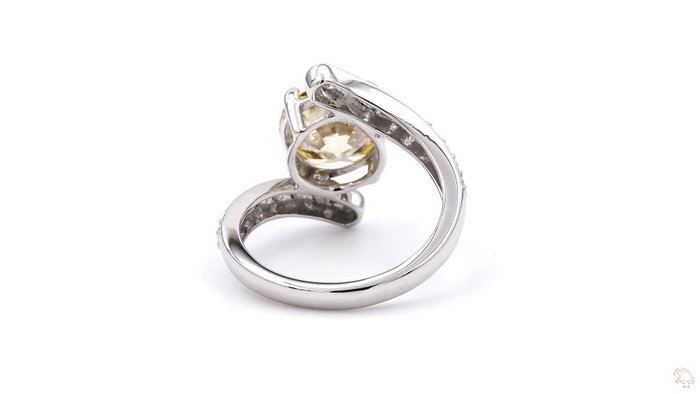 Ring Platin -  3.91ct. tw. Gul Diamant (Laboratoriedyrket diamant i fancy farver) - Diamant