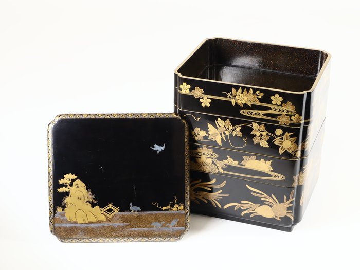 4-Tiered Jubako Bento Box with Cherry Blossoms, Clematis, Chrysanthemum, and Shell Maki-e – Nashiji - Beholder - Lakeret træ