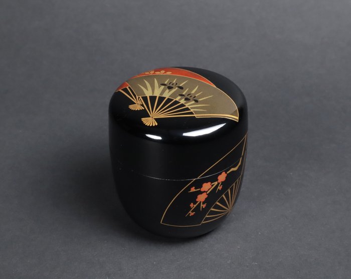 Tea Caddy with Fan Design Maki-e 扇面 中棗 by Tanaka Soryo 田中宗凌 - Natsume - Lakeret træ