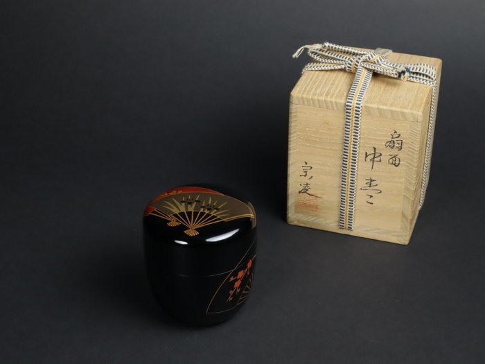 Tea Caddy with Fan Design Maki-e 扇面 中棗 by Tanaka Soryo 田中宗凌 - Natsume - Lakeret træ