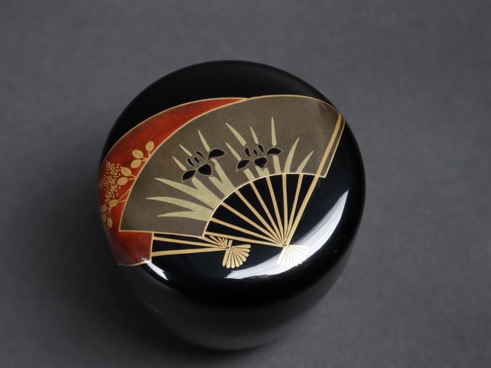 Tea Caddy with Fan Design Maki-e 扇面 中棗 by Tanaka Soryo 田中宗凌 - Natsume - Lakeret træ