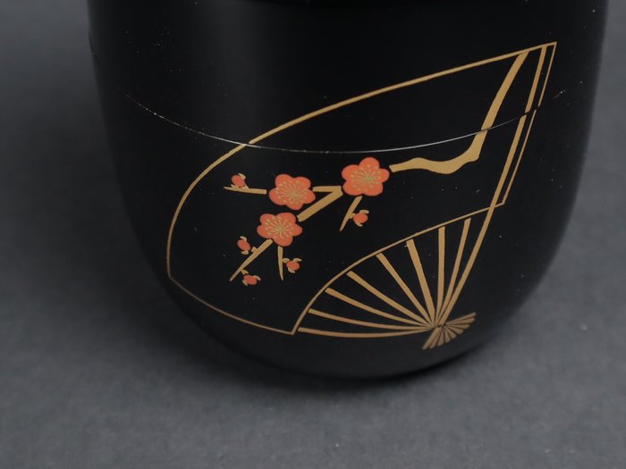 Tea Caddy with Fan Design Maki-e 扇面 中棗 by Tanaka Soryo 田中宗凌 - Natsume - Lakeret træ