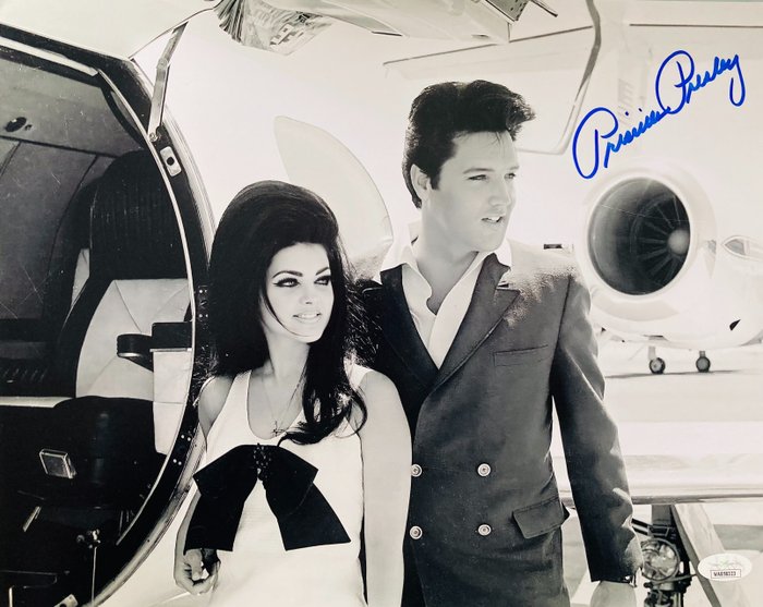 Priscilla Presley - Signed Photo ( 28x35 cm ) with COA JSA