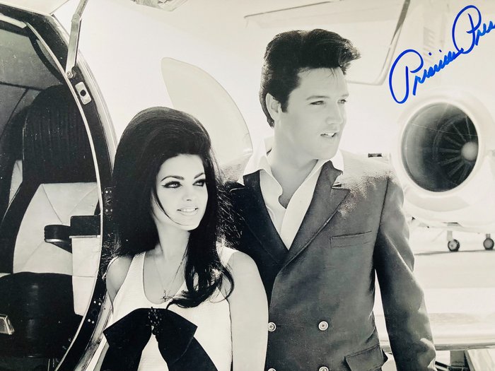 Priscilla Presley - Signed Photo ( 28x35 cm ) with COA JSA