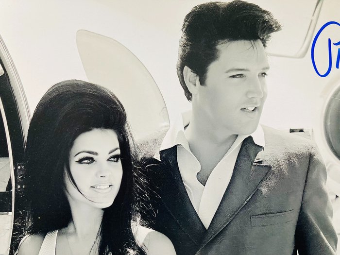 Priscilla Presley - Signed Photo ( 28x35 cm ) with COA JSA