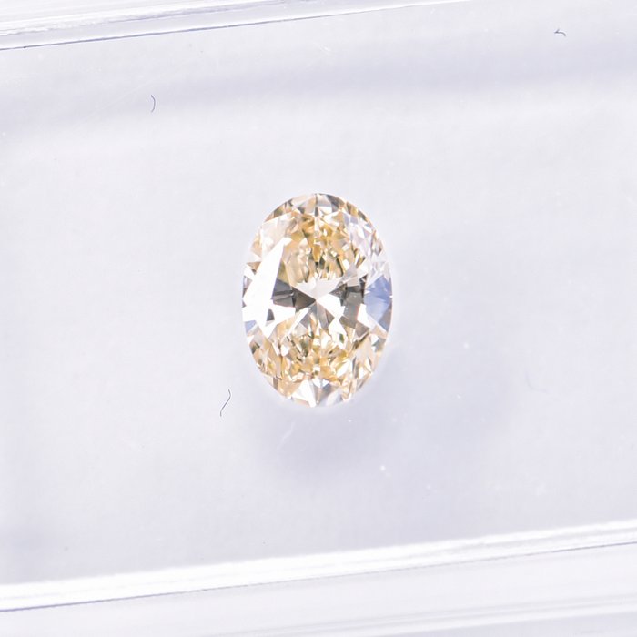 Ingen mindstepris - 1 pcs Diamant  (Naturfarvet)  - 0.41 ct - Oval - Fancy light Brunlig Gul - VVS2 - International Gemological Institute (IGI)