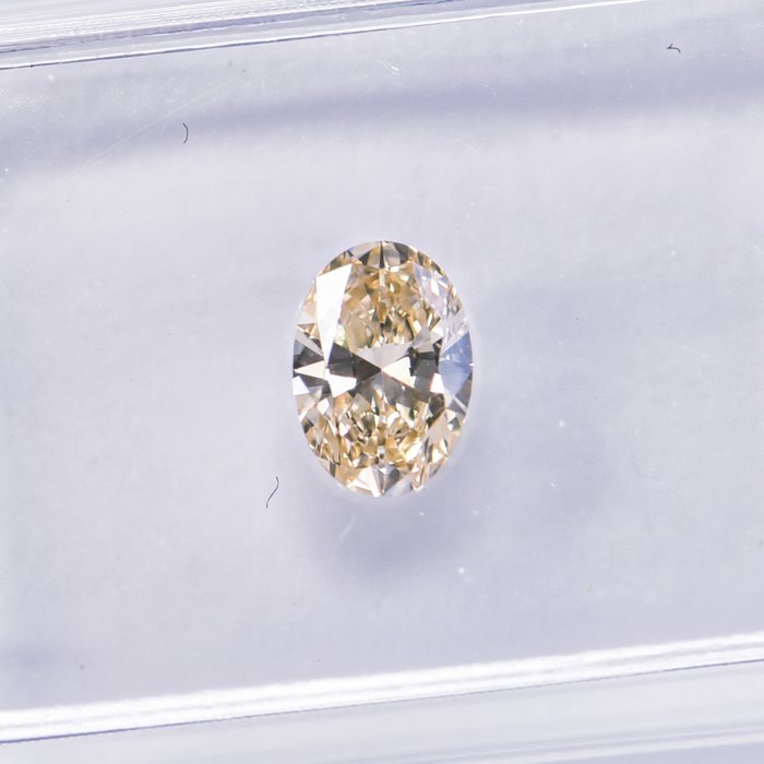 Ingen mindstepris - 1 pcs Diamant  (Naturfarvet)  - 0.41 ct - Oval - Fancy light Brunlig Gul - VVS2 - International Gemological Institute (IGI)