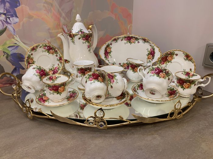 Royal Albert - Kaffesæt (24) - Porcelæn - Gavemåned december