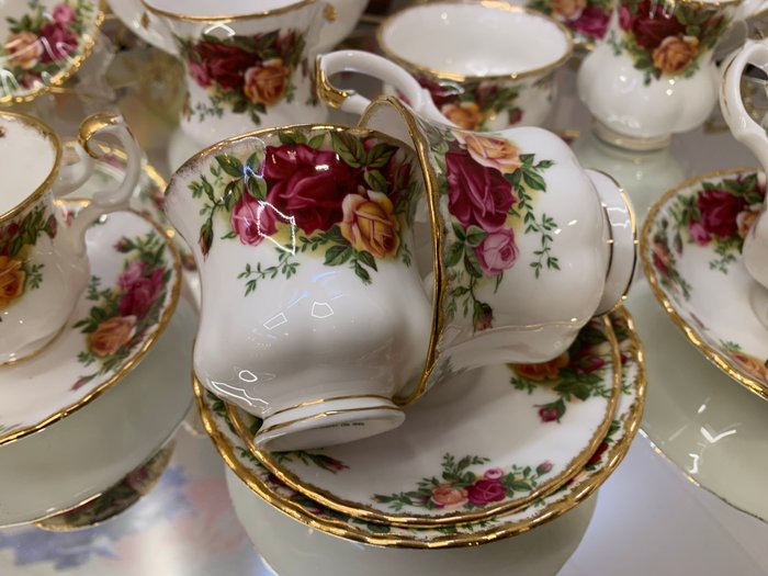 Royal Albert - Kaffesæt (24) - Porcelæn - Gavemåned december