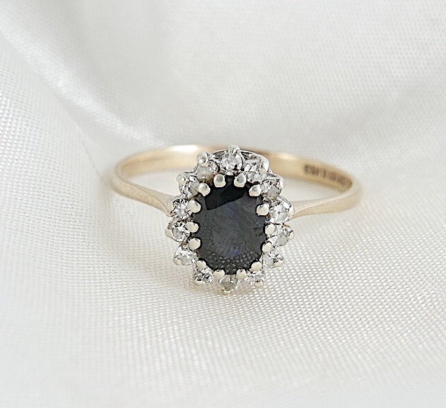 Ingen mindstepris - Ring - 9 kt. Gulguld Safir - Diamant