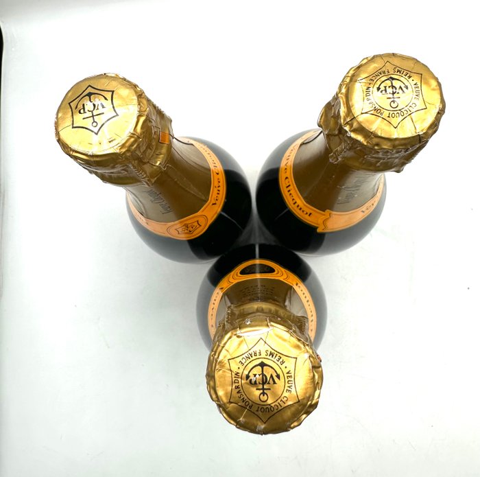 Veuve Clicquot, Ponsardin Yellow Label x2  Cuvee Saint-Petersbourg - Champagne - 3 Flasker (0,75 L)